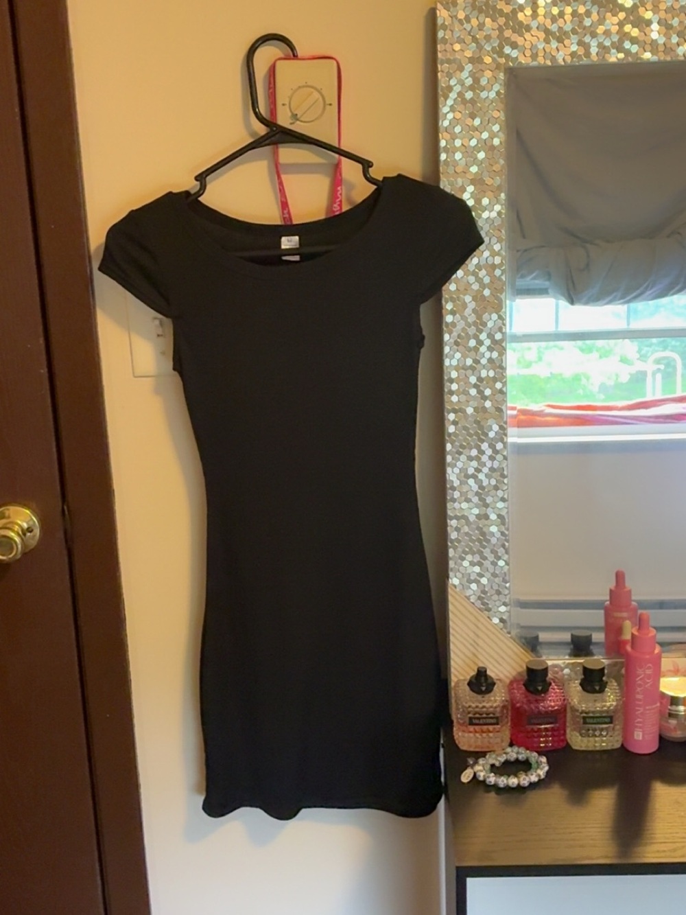 Classic Black Cap-Sleeve Dress - fitted dress never worn